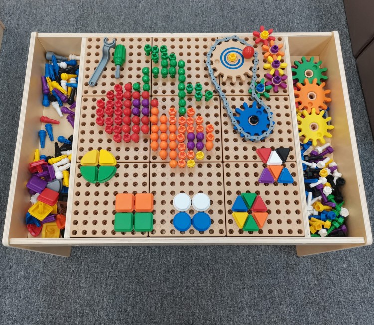 MASTERKIDZ Drewniany Stół Edukacyjny + AKCESORIA STEM WALL