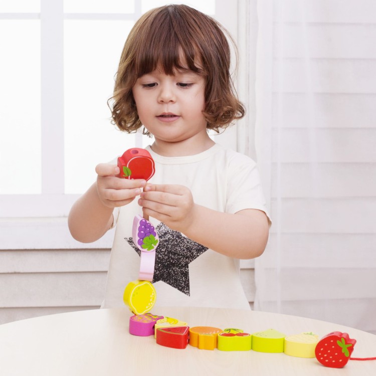 CLASSIC WORLD Drewniane Klocki do Nawlekania Owoce 13 el.