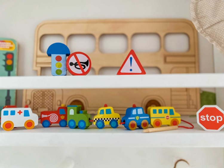 WOOPIE GREEN Drewniane Klocki do Nawlekania Pojazdy Samochody 13 el.