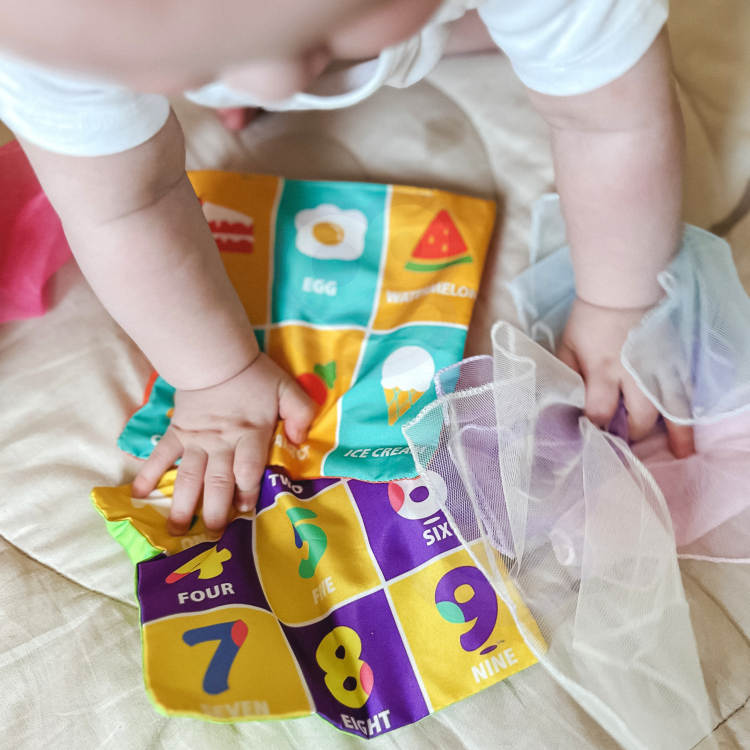 Zabawka Edukacyjna Sensoryczna Pani Metka Pudełeczko Chusteczek WOOPIE BABY