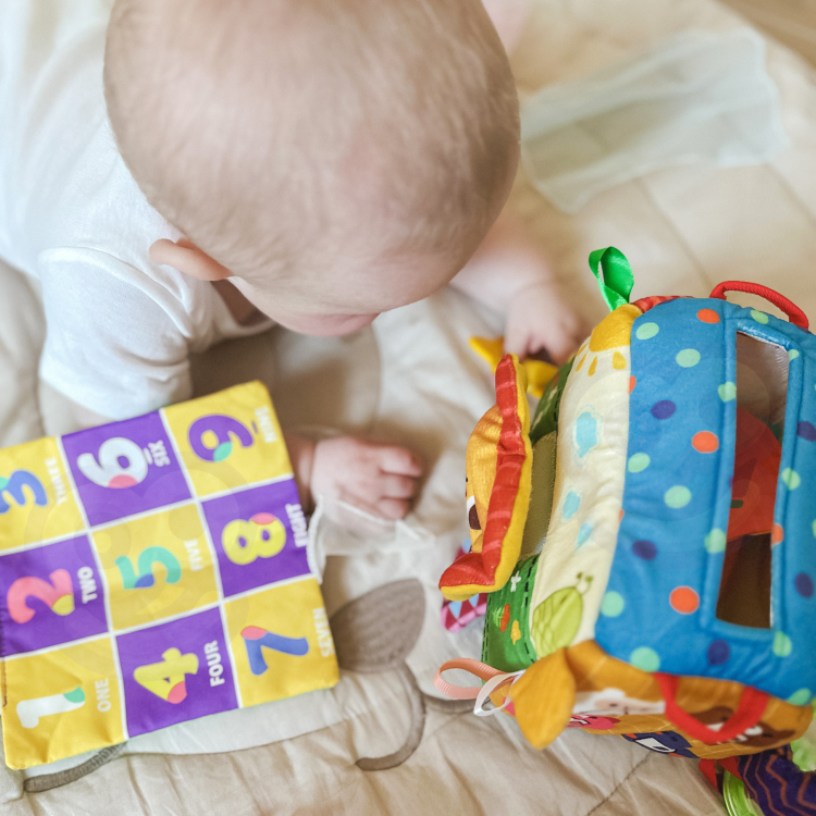 Zabawka Edukacyjna Sensoryczna Pani Metka Pudełeczko Chusteczek WOOPIE BABY