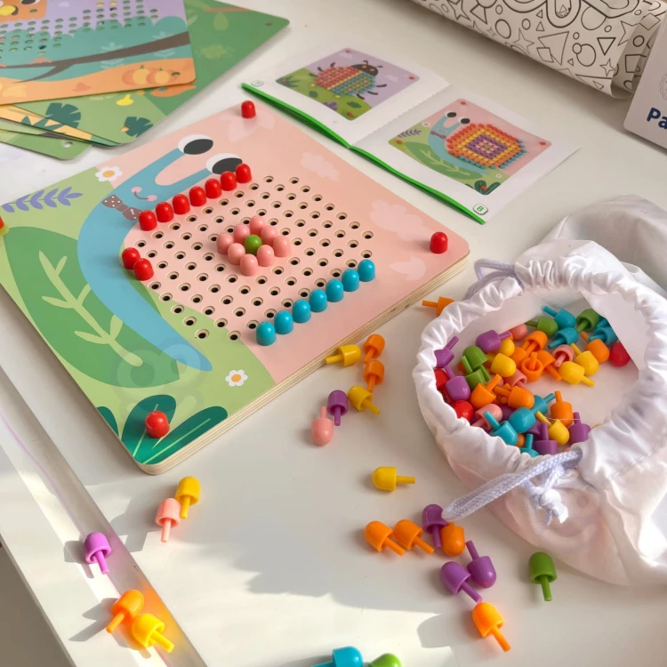 Układanka z Pinezkami i Kołkami – TOOKY TOY Montessori