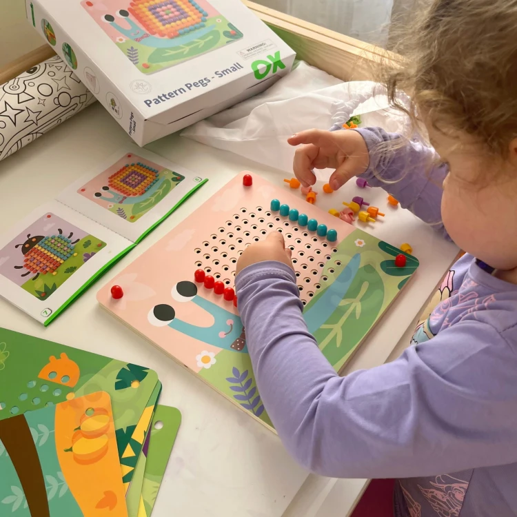 Układanka z Pinezkami i Kołkami – TOOKY TOY Montessori
