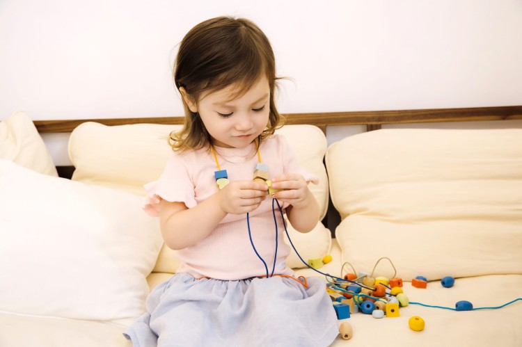 Drewniane Koraliki do Nawlekania 96 el. – Classic World Montessori