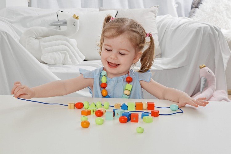 Drewniane Koraliki do Nawlekania 96 el. – Classic World Montessori