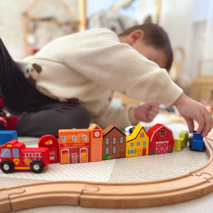 Drewniany Zestaw Budynków i Figurek Miasto – TOOKY TOY | Zabawka Montessori