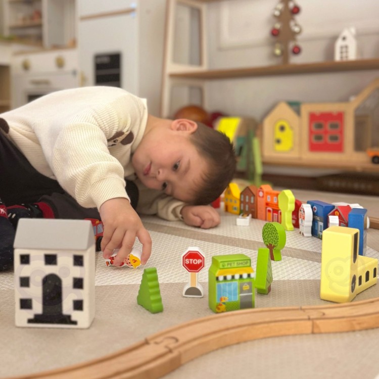 Drewniany Zestaw Budynków i Figurek Miasto – TOOKY TOY | Zabawka Montessori