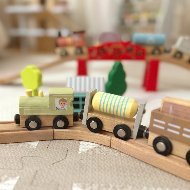 Drewniane Wagoniki na Magnes – Zestaw Pojazdów TOOKY TOY