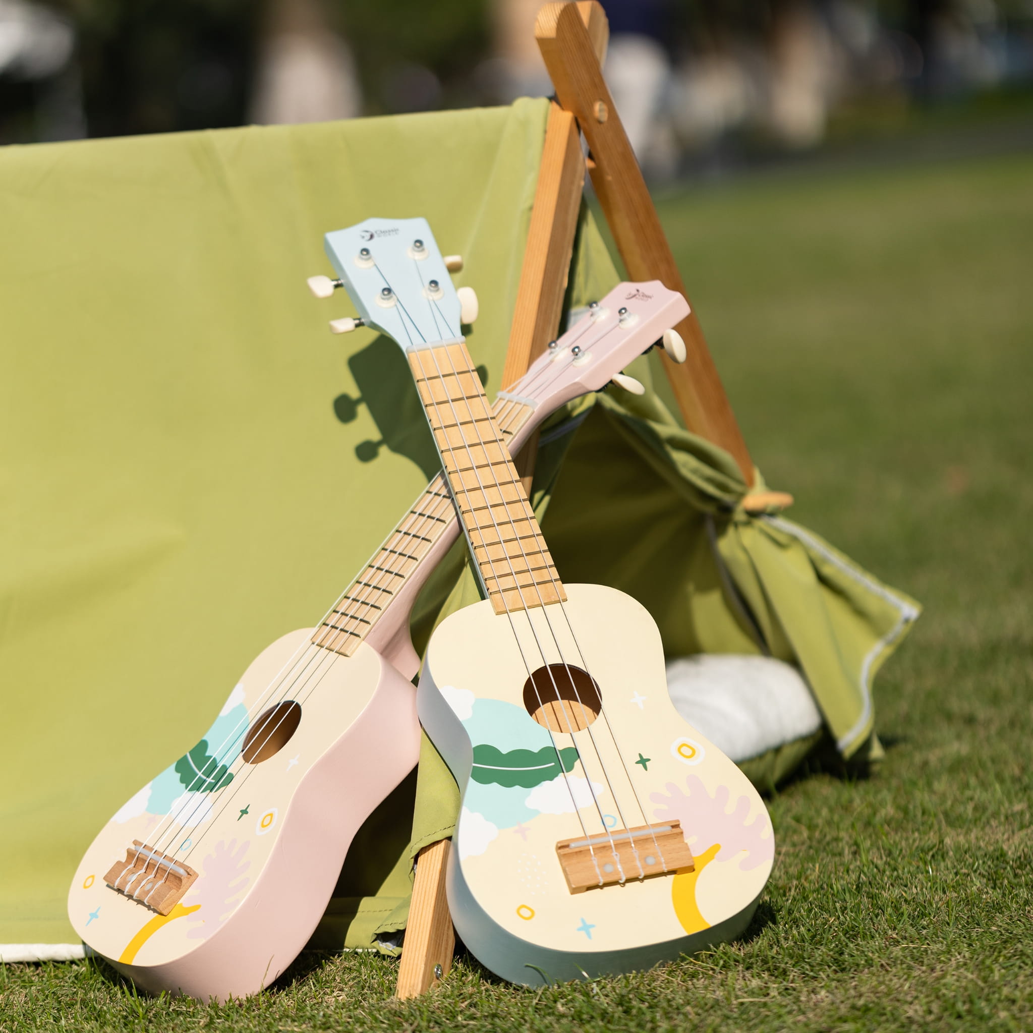 Drewniane ukulele dla dzieci CLASSIC WORLD ustawione przy namiocie tipi – instrument muzyczny Montessori