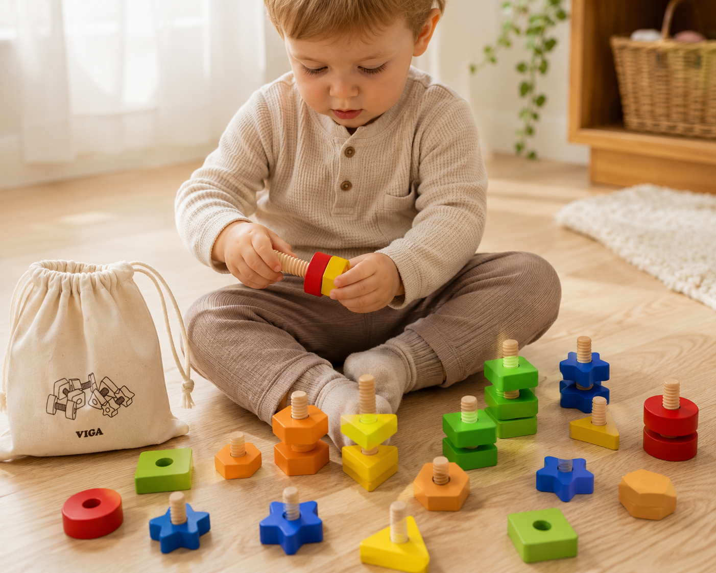 Dziecko bawi się drewnianymi nakrętkami i śrubkami VIGA Montessori – zabawka rozwijająca motorykę małą od 18 miesięcy