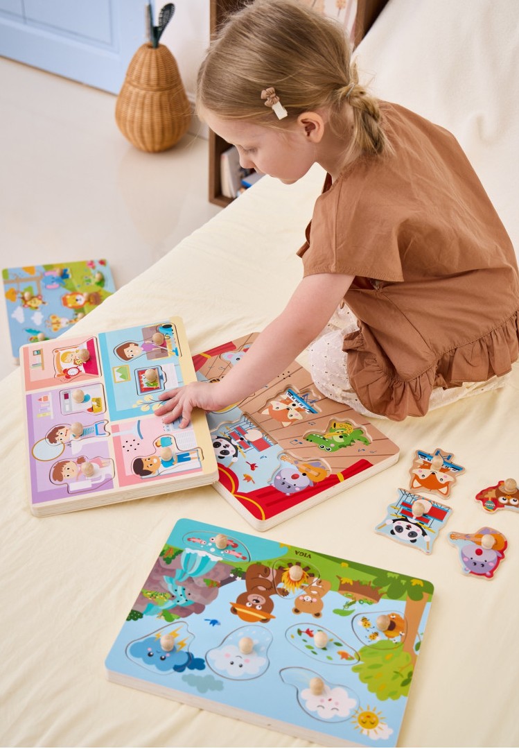 Dziewczynka układa puzzle